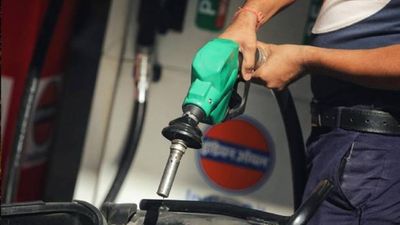 പെട്രോളിന് 18 രൂപയും ഡീസലിന് 35 രൂപയും കൂടും; എണ്ണക്കമ്പനികള് വന് നഷ്ടത്തിലെന്ന് റിപ്പോര്ട്ട്