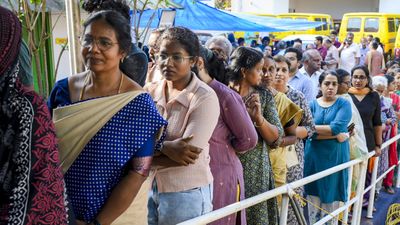 ക്യാമറയുള്ള കണ്ണട, താമരക്ക് വോട്ട് പിടിക്കുന്ന പോളിങ് ഓഫിസർ- ബൂത്തുകളിൽ കല്യാണ വി​ശേഷം മുതൽ മരണം വരെ