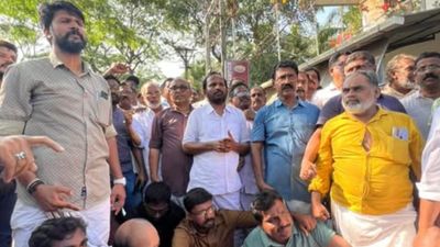 ടിഎന് പ്രതാപന് അറസ്റ്റില്; നടന് ദേവനെ കസ്റ്റഡിയില് എടുത്തില്ല, അടങ്ങാതെ കിറ്റ് വിവാദം