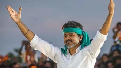 വിജയ് ശിവഗംഗയില്‍ എത്താന്‍ വൈകി; കാര്‍ തടഞ്ഞു നിര്‍ത്തി പരിശോധിച്ചു, പണം കണ്ടെത്തിയില്ല