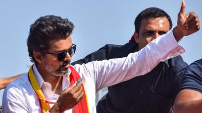 കണക്ക് തെറ്റാണല്ലോ; വിജയ് വെട്ടിലാകുമോ? 100 കോടിയുടെ മാറ്റം, നടനും ഐടി വകുപ്പിനും നോട്ടീസ്