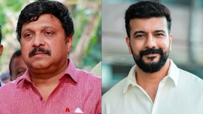 'ഗണേഷിന് ഒരുപാട് പേരുടെ പ്രാക്ക് ഉണ്ടായിരുന്നു, മുകേഷ് കടന്നുകളഞ്ഞു, പിഷാരടി അഭിമാനം നൽകി'; ആലപ്പി അഷ്‌റഫ്