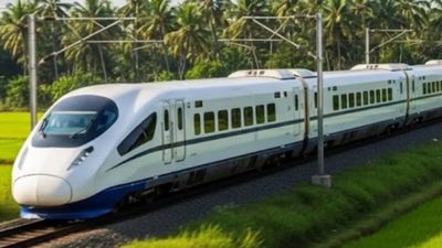 മിന്നല് വേഗത്തില് 12 ബോഗി ട്രെയിന്; മൂന്നര മണിക്കൂറില് കണ്ണൂരിലെത്തും, വീണ്ടും സമര ഭൂമി ഒരുങ്ങുന്നു