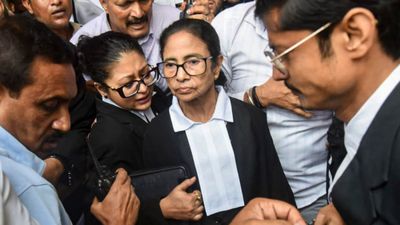 പോലീസുകാര്ക്ക് മുമ്പില് വച്ച് വീടുകള് കൊള്ളയടിക്കുന്നു; ബലാല്സംഗ ഭീഷണി, മമത കോടതിയില്