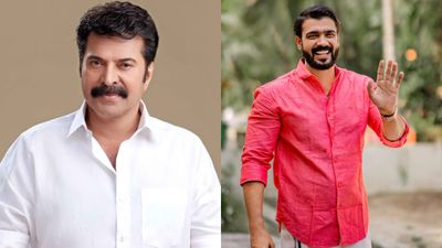 'അന്ന് പോവാൻ തുടങ്ങിയപ്പോൾ മമ്മൂക്ക തടഞ്ഞു, അദ്ദേഹത്തിന്റെ കൈ കൊണ്ട് തന്നെ ബിരിയാണി വിളമ്പി'; വിവേക് ഗോപൻ