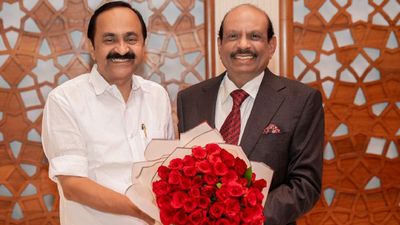 മുഖ്യമന്ത്രി വിഡി സതീശനെ അഭിനന്ദിച്ച് എംഎ യൂസഫലി; പ്രവാസി ക്ഷേമവും ചര്‍ച്ച