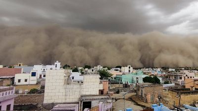 രാജസ്ഥാനെ വിറപ്പിച്ച് പൊടിക്കാറ്റ്; നഗരങ്ങളെ വിഴുങ്ങി, ആശങ്ക, പിന്നാലെ മഴ എത്തി