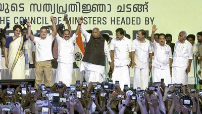 ഗവർണറുടെ നിർദ്ദേശം ഫലം കണ്ടില്ല; വേദിയിൽ വിവിഐപികളുടെ നീണ്ട നിര, രാഹുലും പിണറായിയും