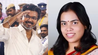  വിജയ് മന്ത്രിസഭയിലെ യുവ മുഖം; ആരാണ് കീര്‍ത്തന, ബിജെപി ബന്ധമുണ്ടോ? ഹിന്ദി സംസാരം
