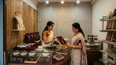 ചെറുകിട ജ്വല്ലറികൾക്ക് ഇരുട്ടടി, സ്വർണക്കച്ചവടക്കാർ വൻ കടക്കെണിയിലേക്ക്, വിലയിടിവ് വൻ നഷ്ടമെന്ന് വ്യാപാരി
