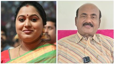 'അയാളെന്നെ പട്ടിയ തല്ലുന്ന പോലെ തല്ലി'; ലക്ഷ്മി പ്രിയ നീന കുറുപ്പിനെ കെട്ടിപ്പിടിച്ചു- ആലപ്പി ബഷീര്‍