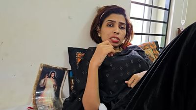 'എനിക്ക് നേരെ ഇരിക്കാൻ വയ്യ,പിടലി എല്ലാം പൊട്ടി, ഭയങ്കര വേദന';ആദ്യ കീമോ അനുഭവം പങ്കുവെച്ച് രേണു സുധി