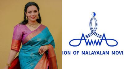 ഒടുവിൽ അമ്മയിൽ നിന്ന് രാജിവെച്ചതിൻ്റെ കാരണം വ്യക്തമാക്കി ശ്വേത മേനോൻ; 'ഞാൻ സംഘിയും കമ്മിയും അല്ല'