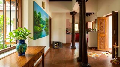 എന്തൊക്കെ ചെയ്തിട്ടും കടം ഒഴിഞ്ഞ് പോകുന്നില്ലേ? വീട്ടിലേക്ക് ധനം ആകർഷിക്കാൻ വാസ്തു പ്രകാരം 10 വഴികളിതാ