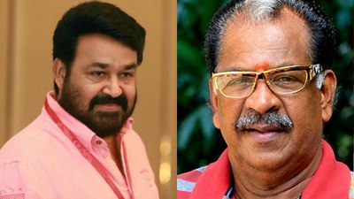 'മോഹൻലാലിനെ കുറിച്ച് പോലും ചില പരാമർശങ്ങൾ ഉണ്ടായിട്ടുണ്ട്, അമ്മയെ രക്ഷിക്കാൻ അവരെ വിളിക്കണം'; കൊല്ലം തുളസി