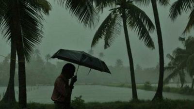 കേരള തീരത്ത് ന്യൂനമർദ്ദ പാത്തി; 5 ദിവസം മഴ കനക്കും..ഇന്ന് രണ്ട് ജില്ലകളിൽ ഓറഞ്ച് അലർട്ട്