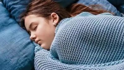 ସ୍ୱେଟର ପିନ୍ଧି ଶୋଇବା ଠିକ୍ ନା ଭୁଲ ? ଜାଣନ୍ତୁ କେମିତି ଶୋଇଲେ ଭଲ