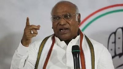 ବିମାନ ଦୁର୍ଘଟଣାରେ ଅଜିତ ପାୱାରଙ୍କ  ମୃତ୍ୟୁ ; ତଦନ୍ତ ଦାବି କଲେ ଖଡଗେ