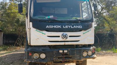 ବେଆଇନ୍ ବାଲି ଚାଲାଣ ଯାଞ୍ଚ ବେଳେ ଉପଜିଲ୍ଲାପାଳଙ୍କ ଗାଡ଼ିକୁ ପିଟିଲା ହାଇୱା , ଡ୍ରାଇଭର ଅଟକ