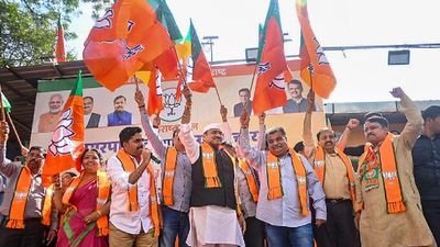 ଗୋଟିଏ ପରିବାର, ତିନୋଟି ଦଳ: ନିଟି ବିଜୟ