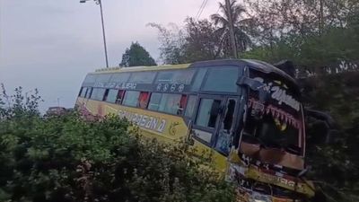 ଭଦ୍ରକ ଏନ୍ଏଚ୍-୧୬ ଅସୁରା ଛକ ନିକଟରେ ସିରିଜ୍ ଦୁର୍ଘଟଣା; ପିକଅପ୍ ଭ୍ୟାନ ଡ୍ରାଇଭର ମୃତ, ୬ ବସ୍ ଯାତ୍ରୀ ଗୁରୁତର