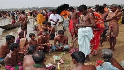 ବାରୁଣି ସ୍ନାନ ଅବସରରେ ବୈତରଣୀ କୂଳରେ ହଜାର ହଜାର ଭକ୍ତଙ୍କ ସମାଗମ