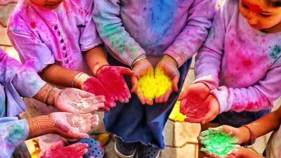 ଆପଣଙ୍କ ରାଶି ଅନୁସାରେ, ଏହି ରଙ୍ଗ ହୋଲିରେ ସବୁଠାରୁ ଶୁଭ ହେବ, ଯାହା ଆପଣଙ୍କ ଭାଗ୍ୟ ବଦଳାଇ ଦେବ!