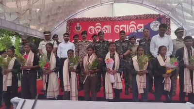 ଡିଜିପିଙ୍କ ନିକଟରେ ୧୧ ମାଓବାଦୀଙ୍କ ଆତ୍ମସମର୍ପଣ