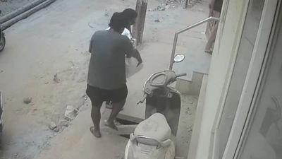 ରିଲ୍ସ ନିଶା, ବୃଦ୍ଧ ବାପାଙ୍କୁ ବସ୍ତାରେ ବାନ୍ଧି କୋରିଅର୍‌ରେ ପାର୍ସଲ କଲା ଝିଅ