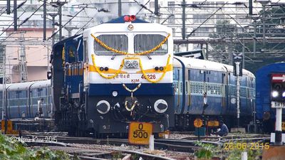 ବଡ ନିଷ୍ପତ୍ତି ନେଲା ରେଳ ବିଭାଗ, କାର୍ଯ୍ୟରେ ଅବହେଳା ପାଇଁ ୬ ଅଧିକାରୀ ବହିଷ୍କାର