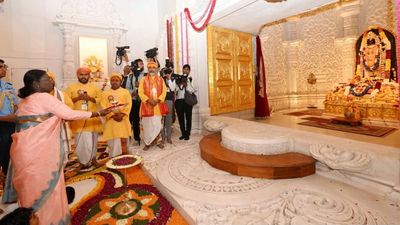 ଅଯୋଧ୍ୟା ଶ୍ରୀରାମମନ୍ଦିର ପରିଦର୍ଶନ ସହ ପ୍ରାର୍ଥନା କଲେ ରାଷ୍ଟ୍ରପତି ଦ୍ରୌପଦୀ ମୁର୍ମୁ,ସ୍ଥାପନ କଲେ ଶ୍ରୀରାମ ମନ୍ତ୍ର