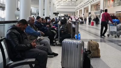 ମଧ୍ୟପ୍ରାଚ୍ୟରୁ ବିମାନ ଦିଲ୍ଲୀ-ମୁମ୍ବାଇରେ ପହଞ୍ଚିଲା, ଫେରିବା ପରେ ଭାବପ୍ରବଣ ହେଲେ  ଯାତ୍ରୀ