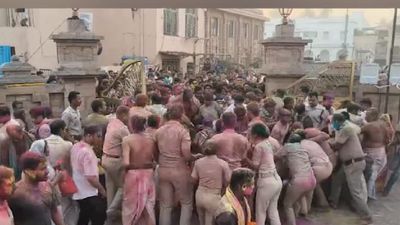 ଶ୍ରୀମନ୍ଦିର ଦୋଳବେଦୀ ନିକଟ ସମ୍ମୁଖ ଦ୍ବାରରେ ଠେଲାପେଲା ପରିସ୍ଥିତି