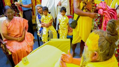 ପ୍ରେମାନନ୍ଦ ମହାରାଜ ଜୀଙ୍କୁ ଭେଟିଲେ ରାଷ୍ଟ୍ରପତି ଦ୍ରୌପଦୀ ମୁର୍ମୁ