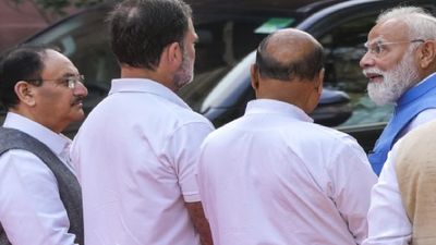  ଗାଡ଼ିରୁ ଓହ୍ଲାଇ ରାହୁଲଙ୍କ ସହ କଥା ହେଲେ ମୋଦି