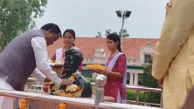 ମଧୁବାବୁଙ୍କ ପ୍ରତିମୂର୍ତ୍ତିରେ ମାଲ୍ୟାର୍ପଣ କଲେ ମୁଖ୍ୟମନ୍ତ୍ରୀ