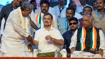 தேர்தல் ஆணையம் நோக்கி போன எம்பிக்களை கைது செய்த டெல்லி போலீஸ்: கோபத்துடன் ராகுல் காந்தி சொன்ன விஷயம் | Opposition MPs detained in delhi Rahul Gandhi says This fight ...