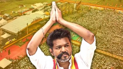 த.வெ. க இரண்டாவது மாநாட்டிற்கு மதுரை வந்தடைந்த விஜய்யின் பெற்றோர்.