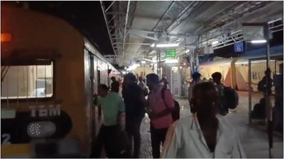 செங்கல்பட்டில் ஜாம் ஆன எக்ஸ்பிரஸ் ரயில்கள்.. திணறிய தென்மாவட்ட மக்கள்! காலை வாரிய ரயில்வே துறை
