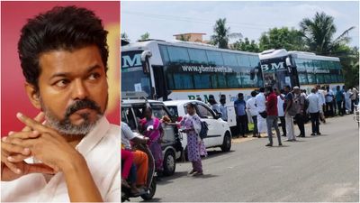 சிறுநீர் கழிக்க கூட கண்டிஷன்.. விஜய்யை பார்க்க போனவர்களுக்கு நேர்ந்த அவலம்! இத்தனை கட்டுப்பாடுகளா!