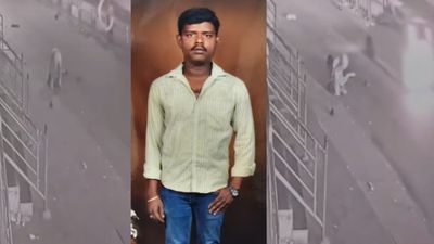 மாரடைப்பால் ரோட்டில் துடித்த கணவர்.. லிப்ட் கேட்டு மனைவி கதறியும் உதவாததால் பலியான சோகம்.. துயரத்திலும் கண் தானம்