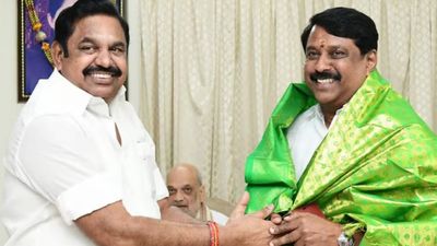 எடப்பாடியுடன் நயினார் நாகேந்திரன் திடீர் மீட்டிங்.. டெல்லி அழைப்புக்கு நடுவே சந்திப்பு.. ஆலோசிப்பது என்ன?