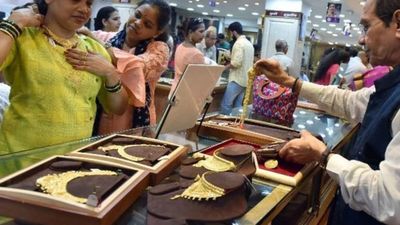 சல்லி சல்லியா நொறுங்கிய தங்க மார்க்கெட்! 200 வருஷ பழக்கமே மாற போகுது! புலம்பி தவிக்கும் வியாபாரிகள்!