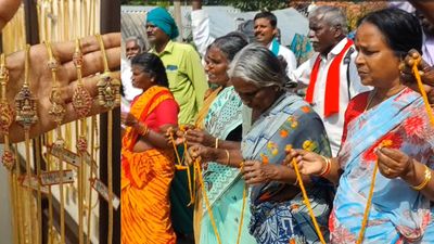 தங்கம் என்ன உங்க அப்பன் வீட்டு சொத்தா? இஷ்டத்துக்கு விலை ஏறுதே! கையில மஞ்ச கயிறுடன் கிளம்பிய பெண்கள்