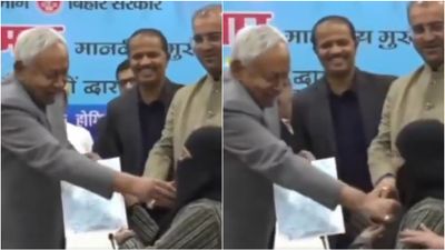 ஹிஜப்பை பிடித்து இழுத்த முதல்வர் நிதிஷ்.. தடுக்க போன பாஜக துணை முதல்வர்! பீகாரில் திடீர் பரபரப்பு