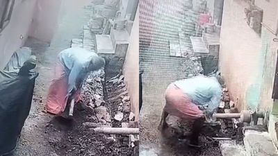 தேனியில் கழிவுநீர் கால்வாயில் வீசிய துர்நாற்றம்.. பக்கத்து வீட்டியே இருந்து இப்படி எல்லாமா செய்வாங்க