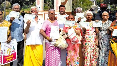 தேனியில் தங்க நகையை அடகு வைக்கும் போது செய்த சிறு தவறு.. 12 வருடமாக கனவுடன் காத்திருக்கும் மக்கள்