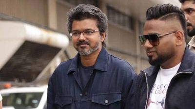 மலேசியாவில் ரசிகர்கள் எழுப்பிய கோஷம்.. “இது வேற மேடை”.. சைகையில் அன்பு கோரிக்கை வைத்த விஜய்!