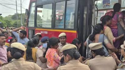 தேர்தல் நெருங்குவதால் தீவிரமடையும் இடைநிலை ஆசிரியர்கள் போராட்டம்.. 2,185 பேர் மீது பாய்ந்தது வழக்கு!