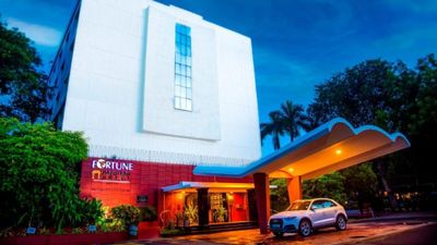 மதுரை பாண்டியன் ஹோட்டல் வசம் இருந்த 5.9 ஏக்கர் அரசு புறம்போக்கு நிலத்தை மீட்டது தமிழக அரசு.. ஹப்பாடா